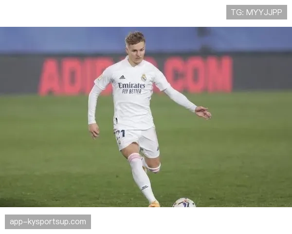 厄德高与克罗斯的中场组织逻辑：传控风格背后的控制力与创造力差异