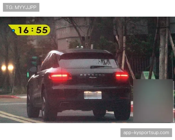 柳雅慧穿拖鞋逛菜市场，购物袋全是名牌，外面还停着一排豪车，我笑出声